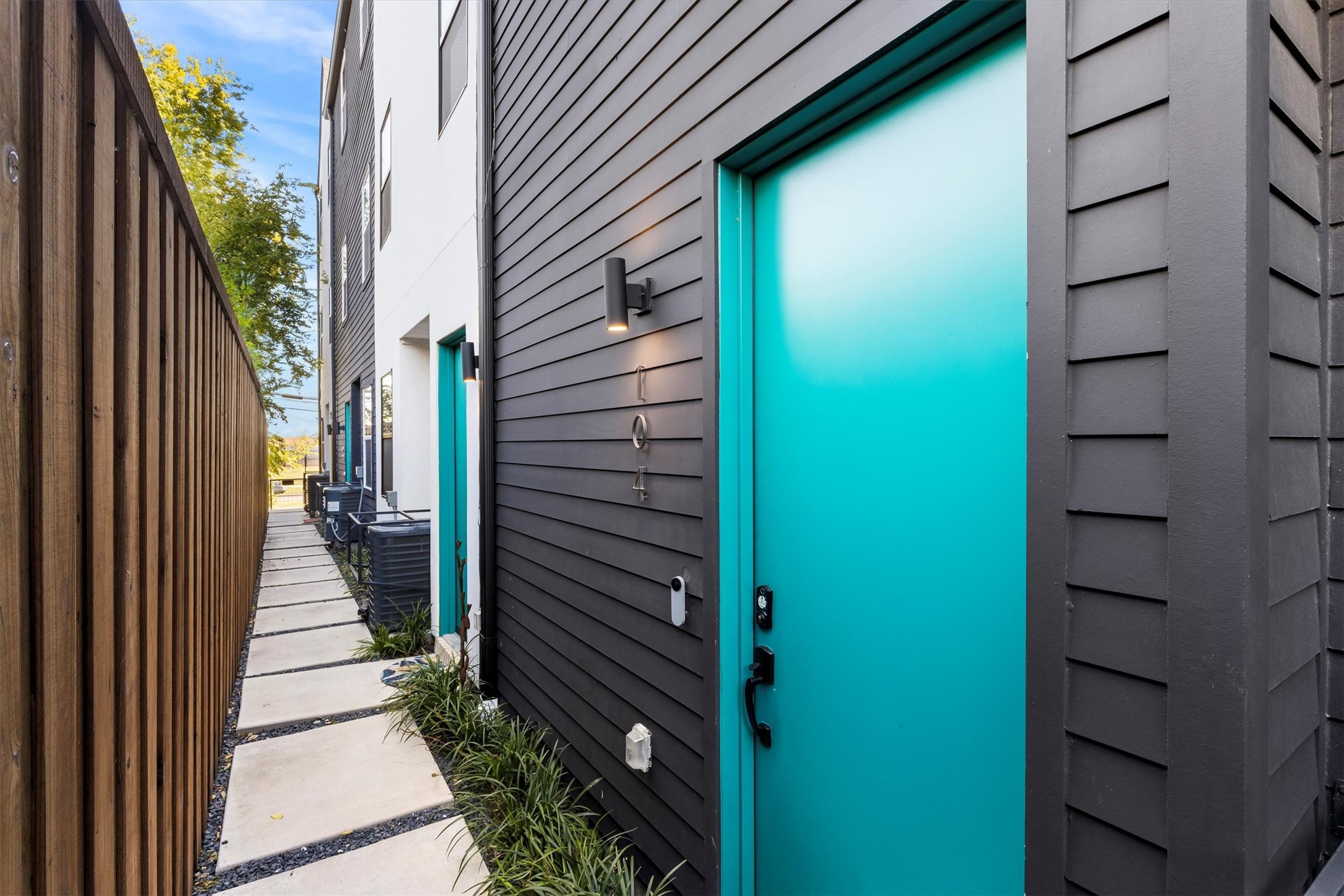 1147 N Madison Avenue Dallas TX 75208