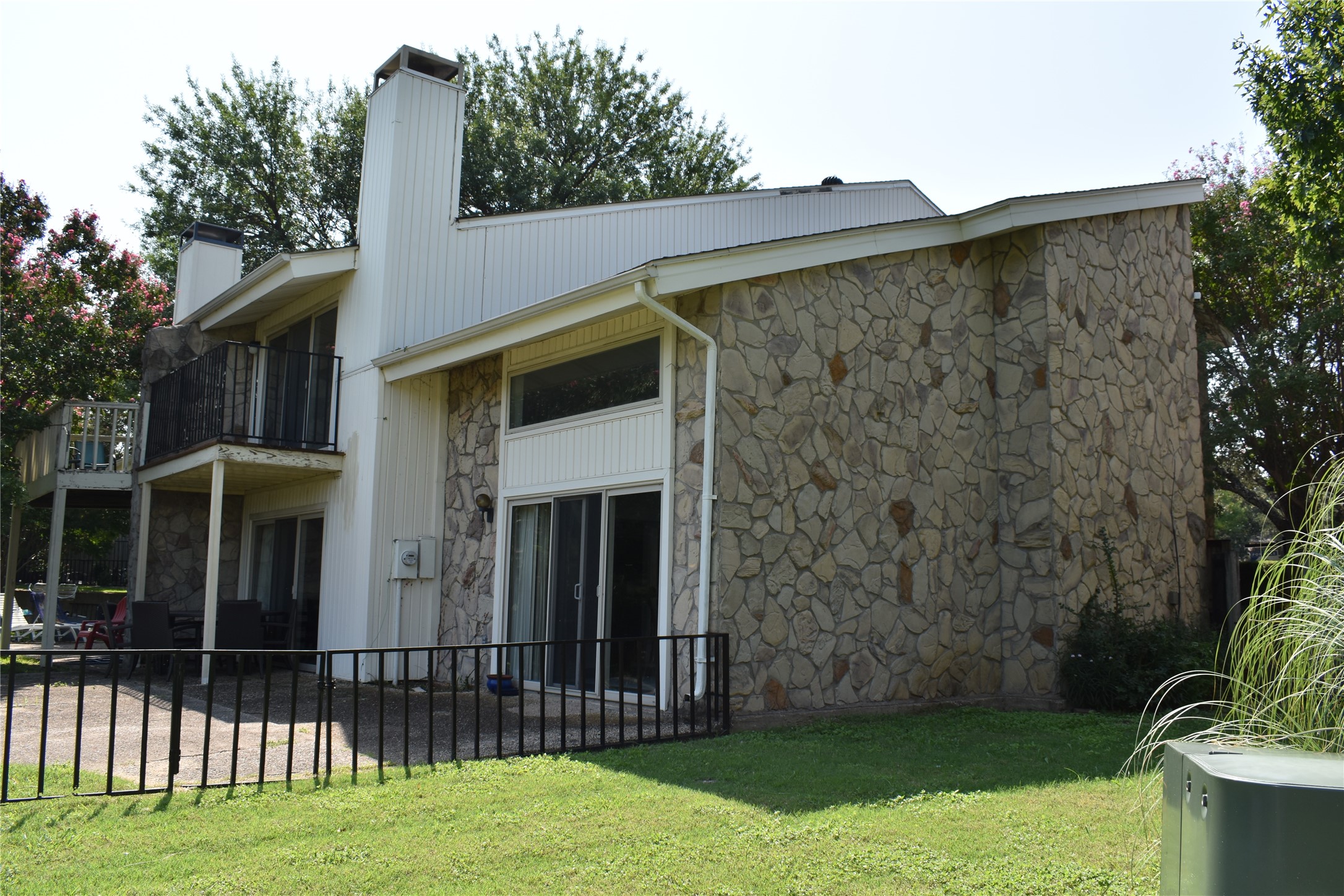 1827 Lakecrest Circle Carrollton TX 75006