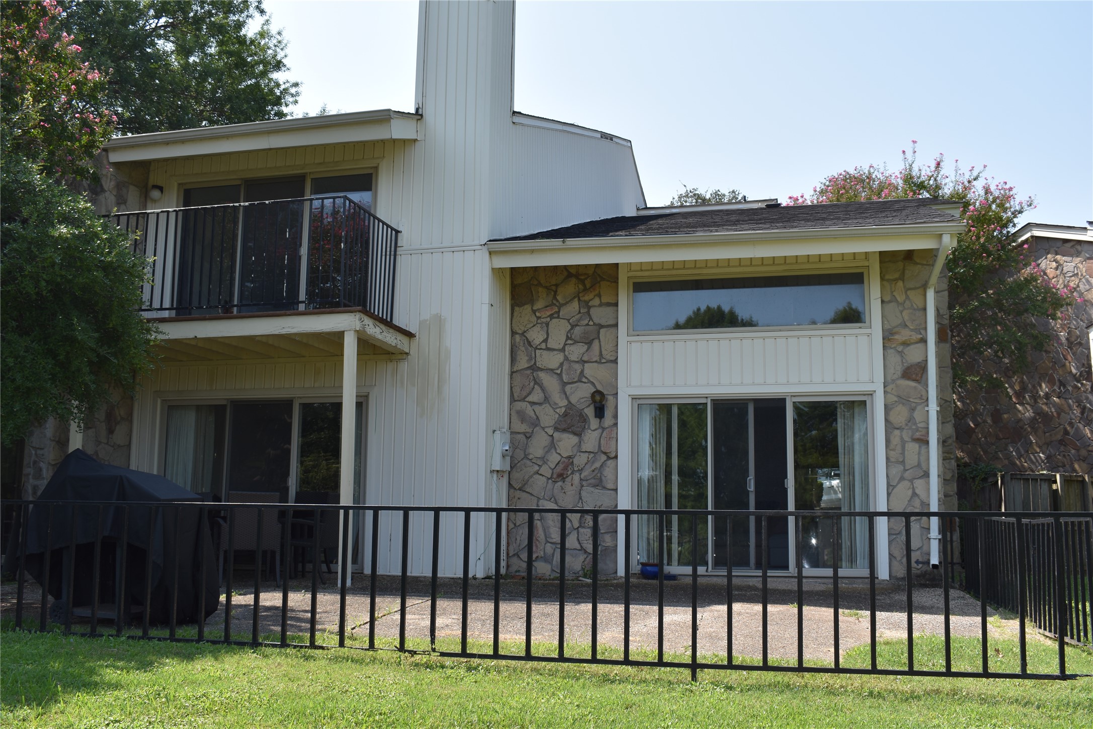 1827 Lakecrest Circle Carrollton TX 75006