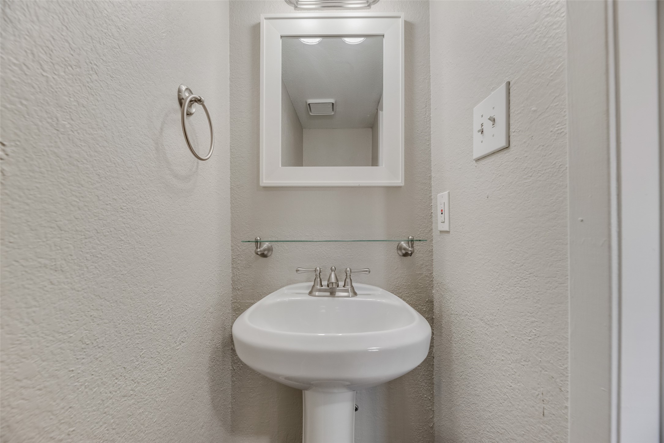 43 Abbey Road Euless TX 76039