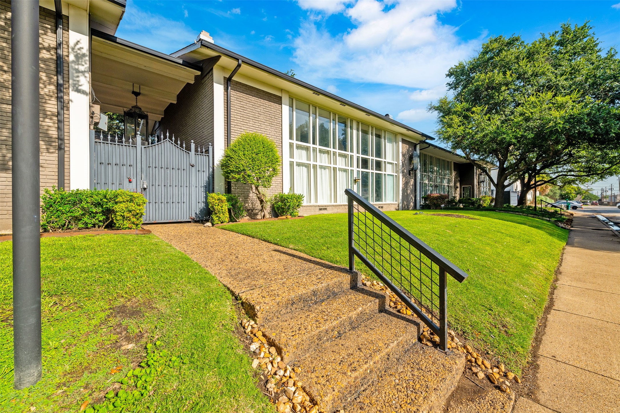 10215 Regal Oaks Drive Dallas TX 75230