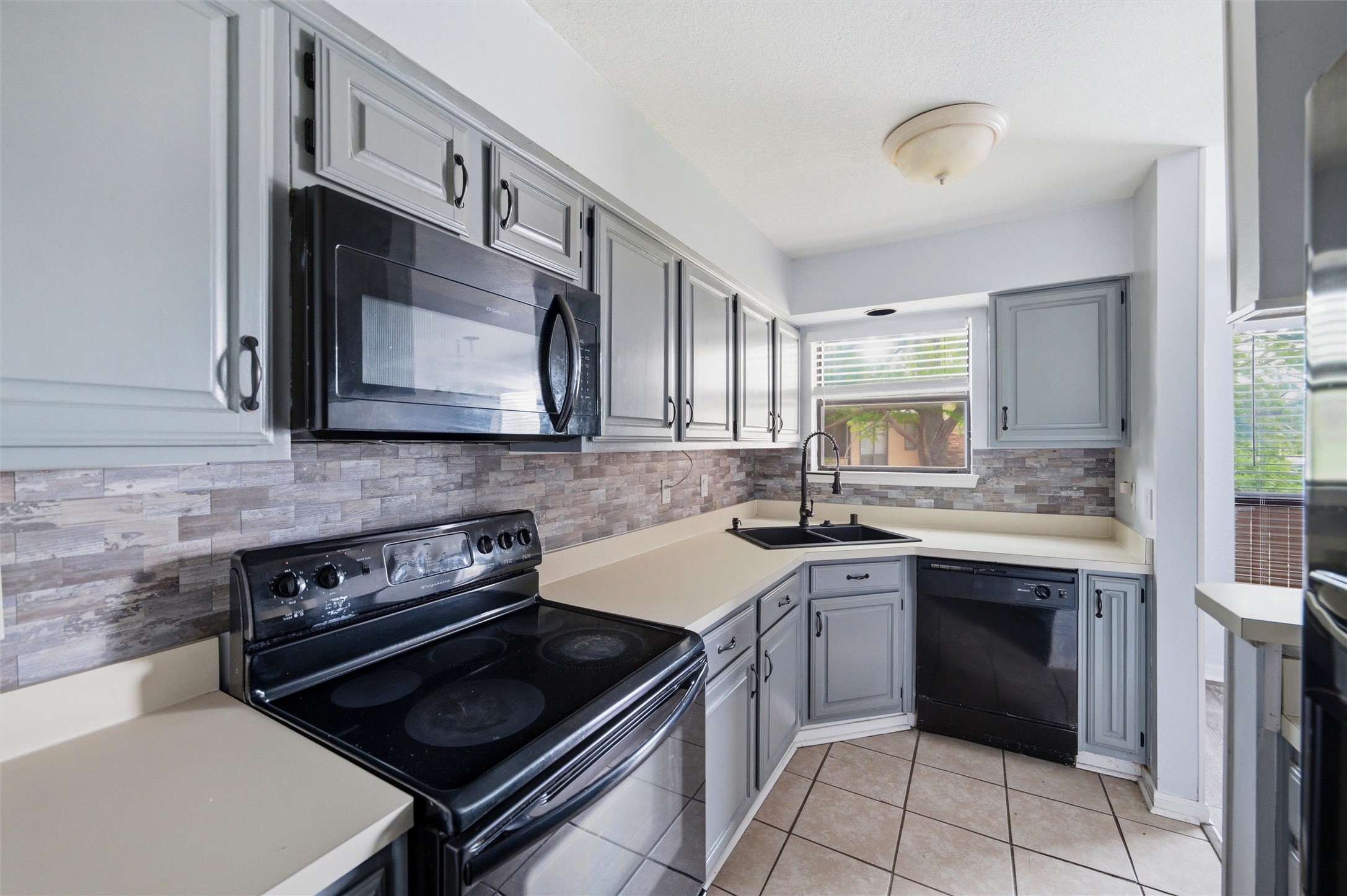 1212 Horizon Trail Arlington TX 76011