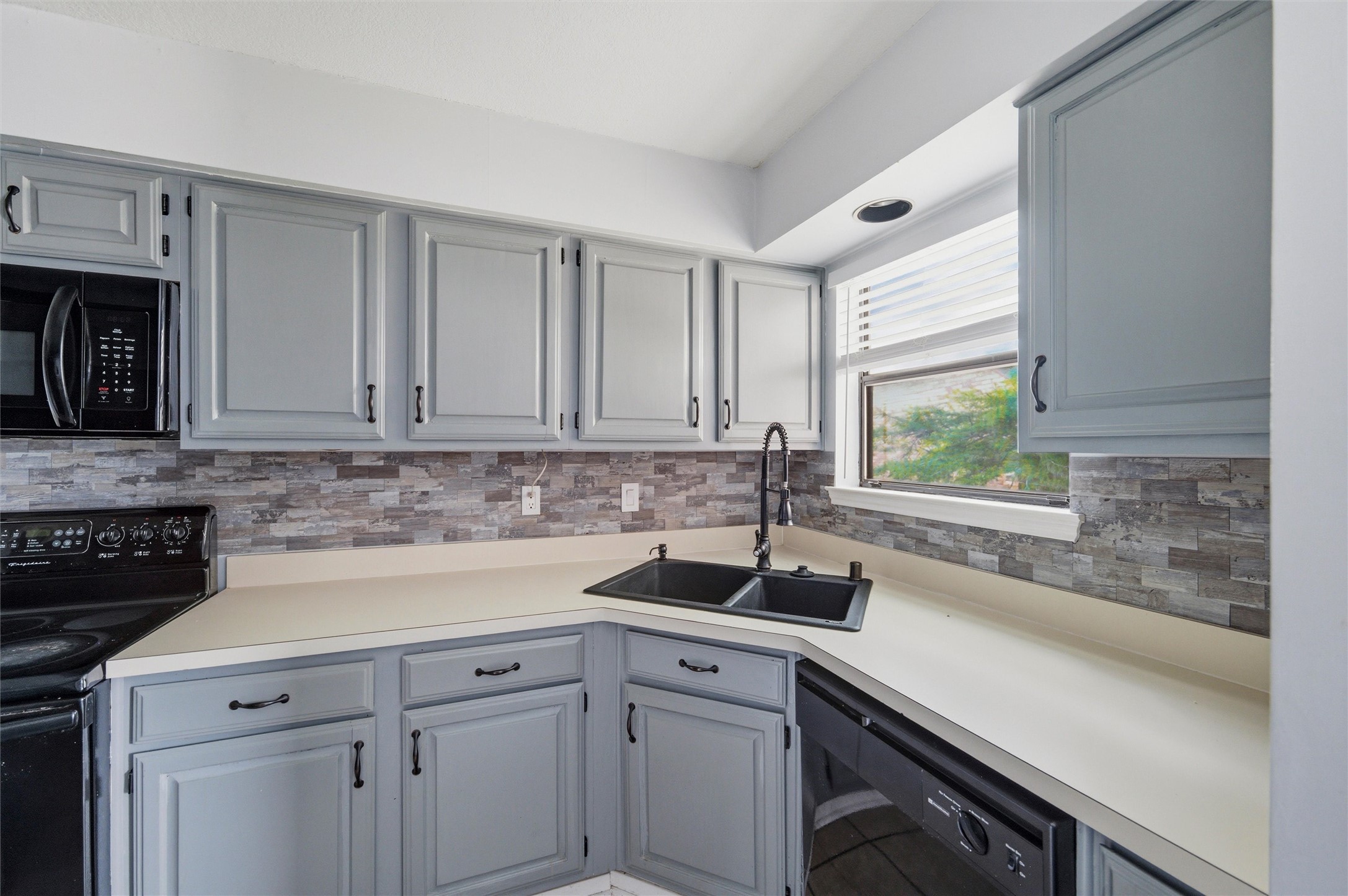 1212 Horizon Trail Arlington TX 76011