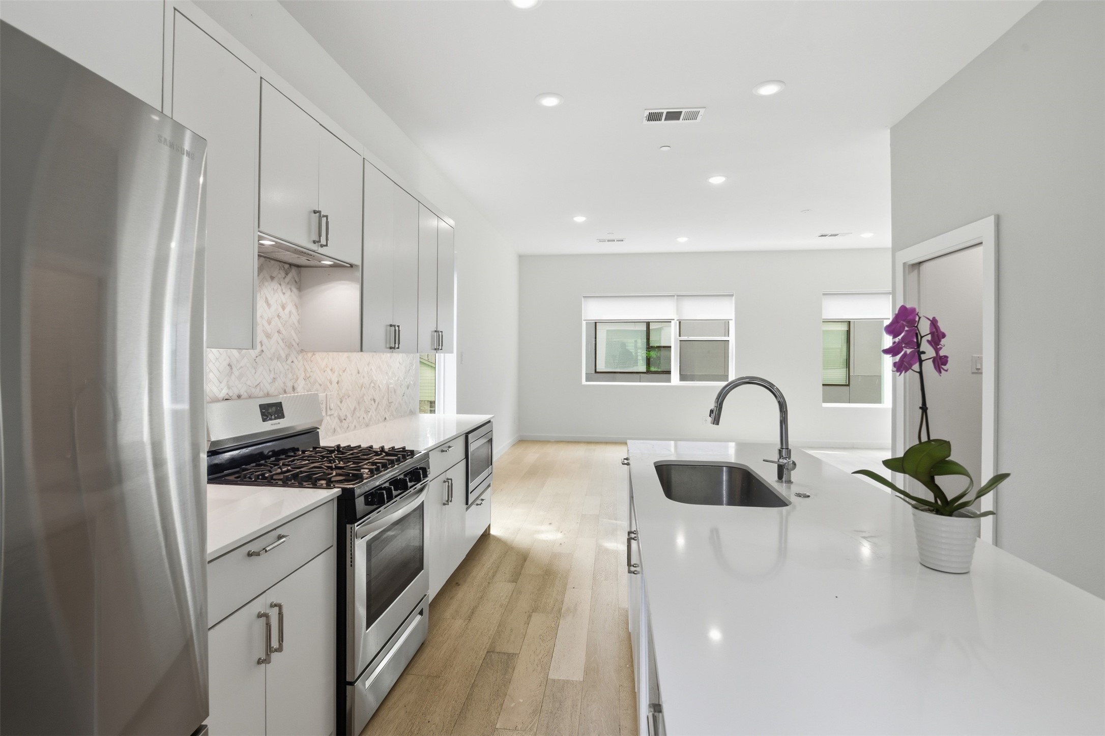 427 W 10th Street Dallas TX 75208