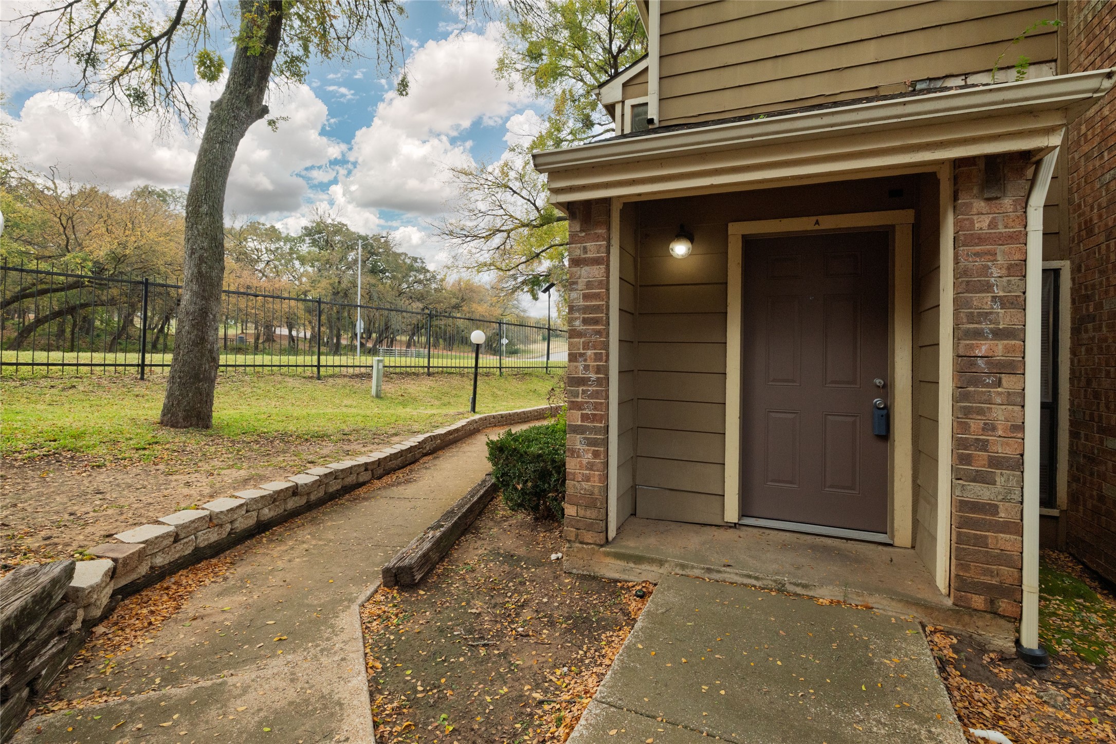 2104 Park Willow Lane Arlington TX 76011