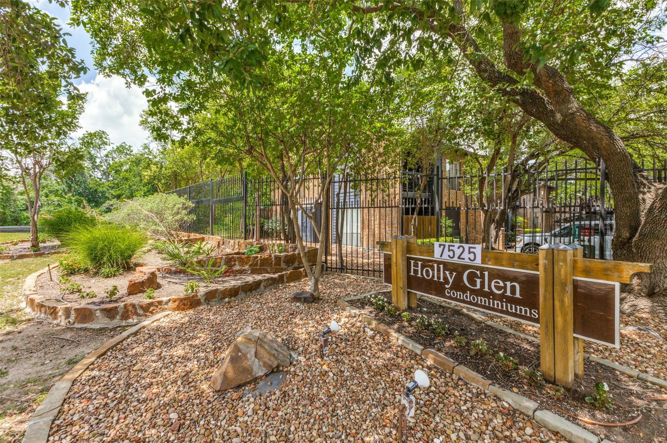 7525 Holly Hill Drive Dallas TX 75231
