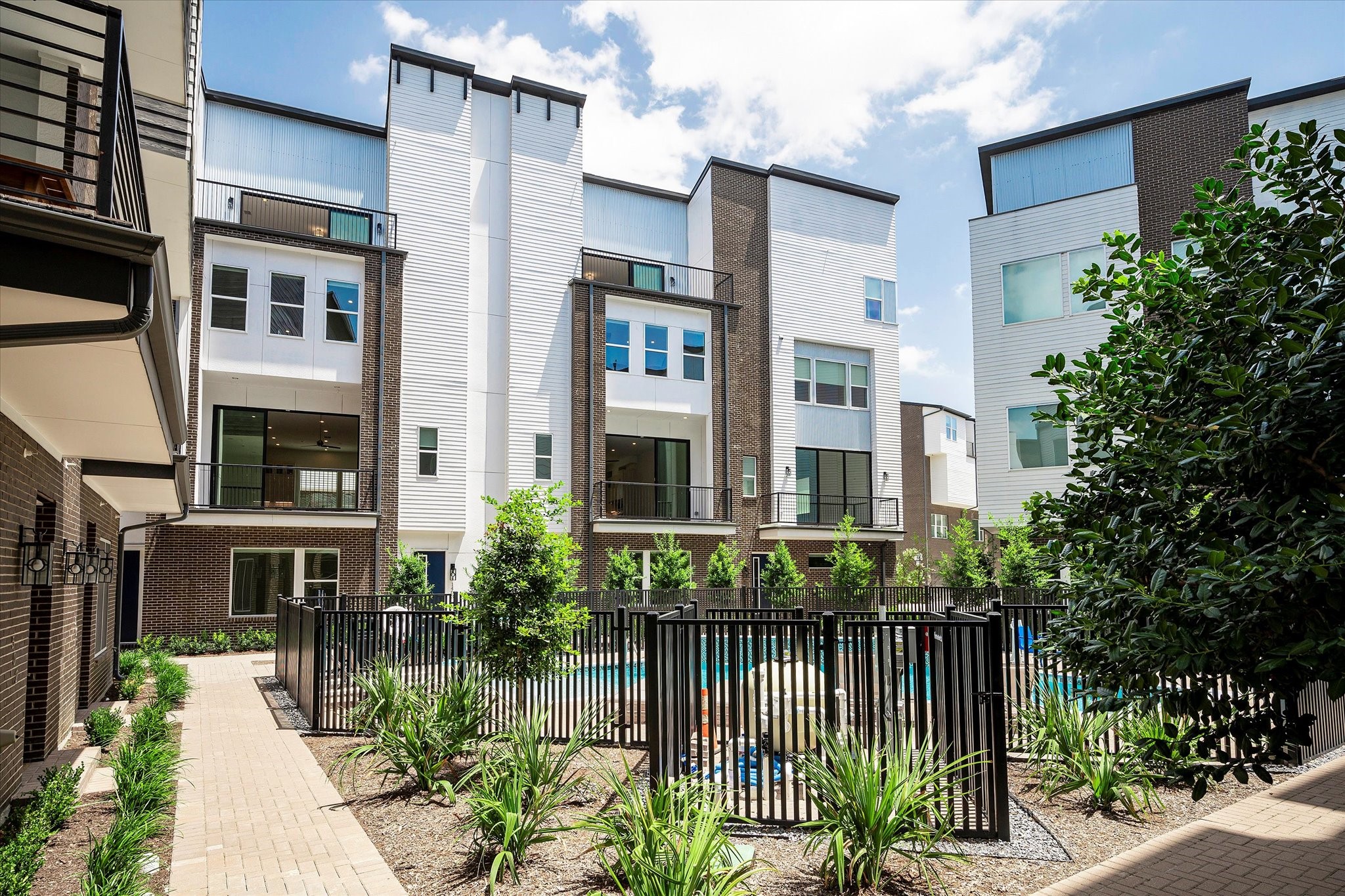 381 E Greenbriar Lane Dallas TX 75203