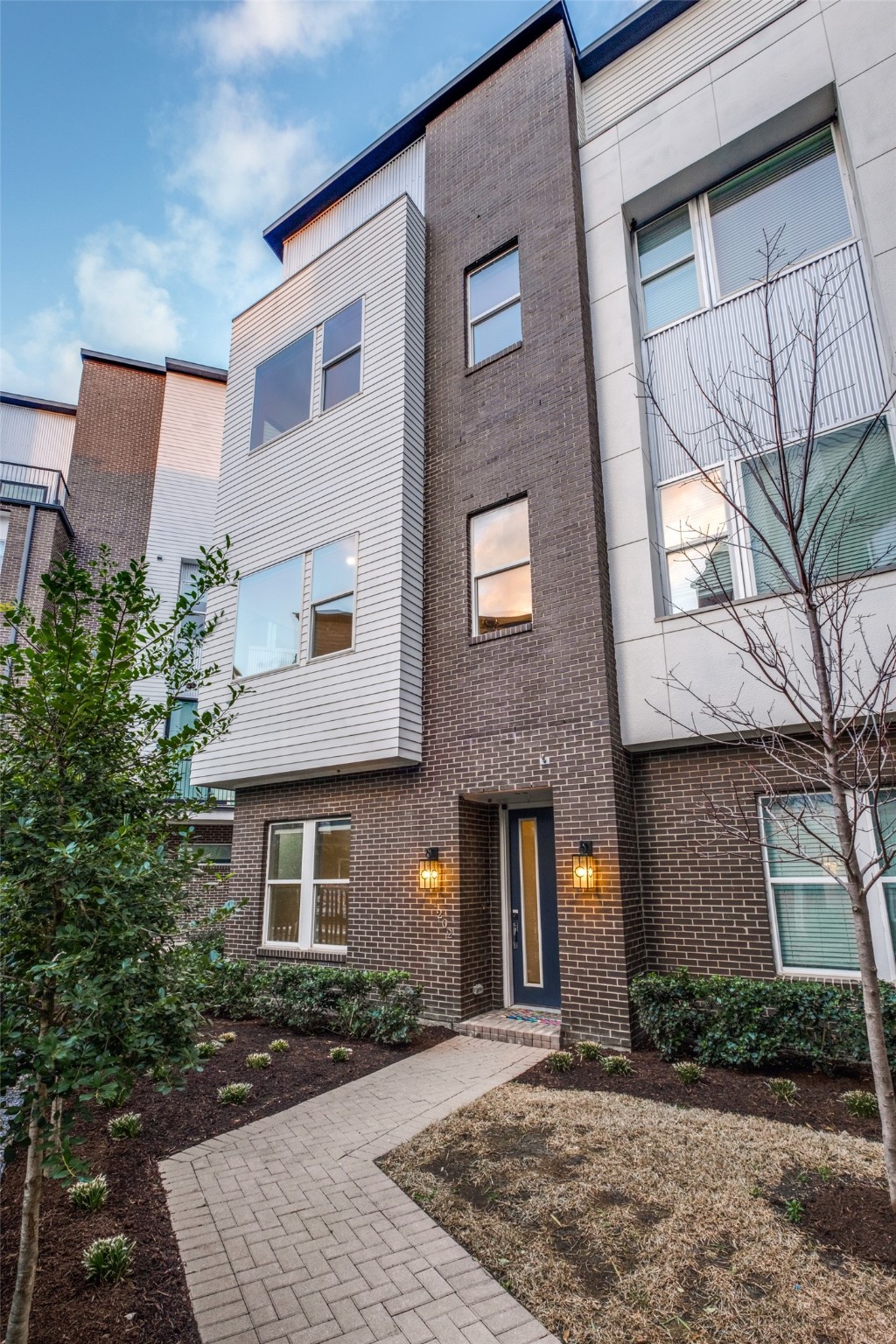 381 E Greenbriar Lane Dallas TX 75203