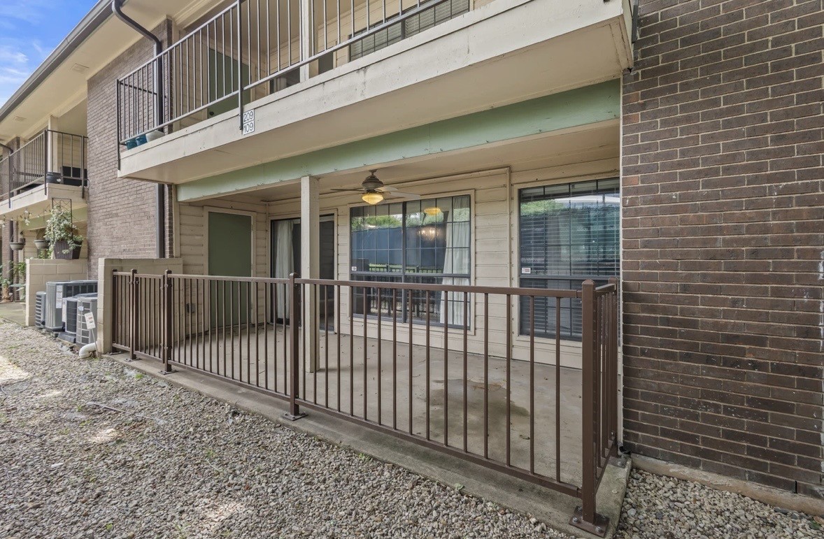2505 Wedglea Drive Dallas TX 75211