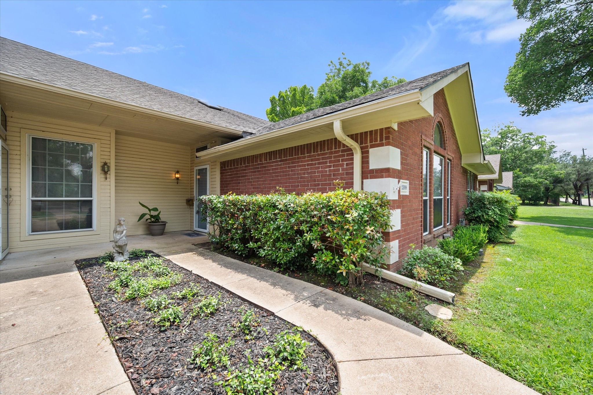 1209 W 3rd Avenue Corsicana TX 75110