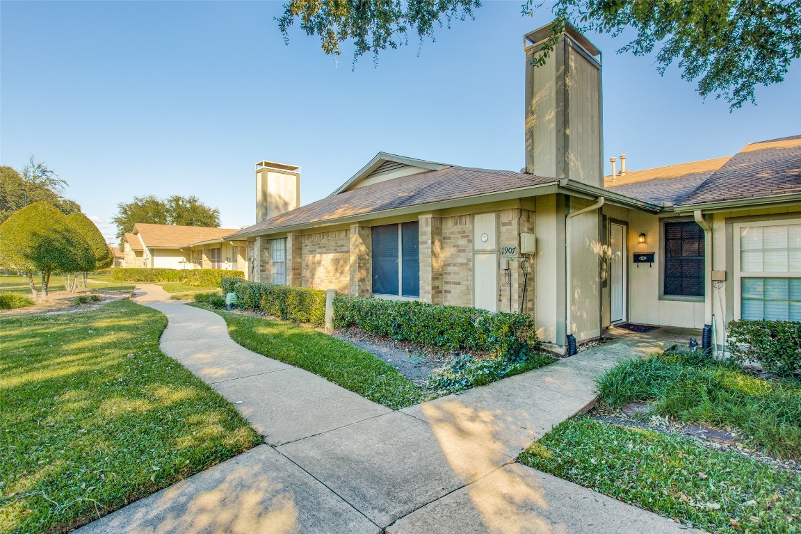 1907 Wyndemere Lane Garland TX 75042