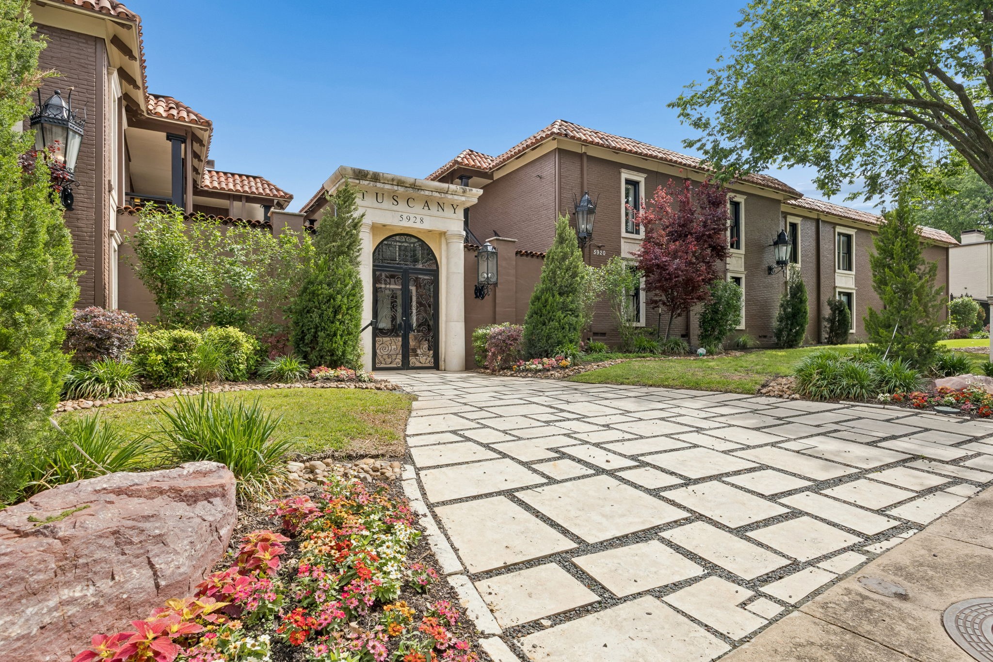 5916 Sandhurst Lane Dallas TX 75206