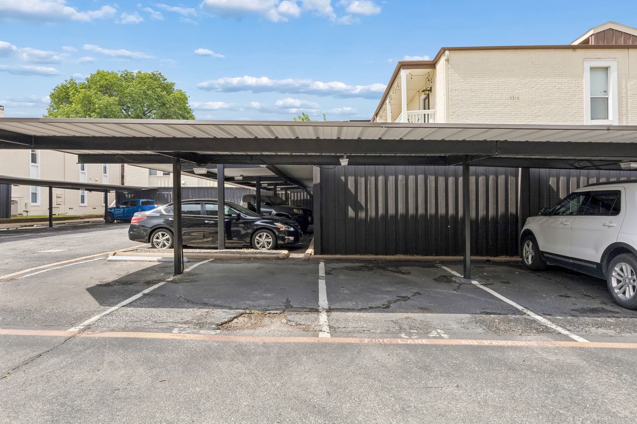 5916 Sandhurst Lane Dallas TX 75206
