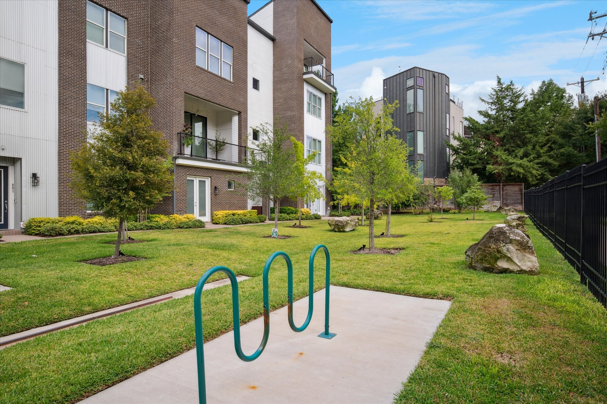 381 E Greenbriar Dallas TX 75203