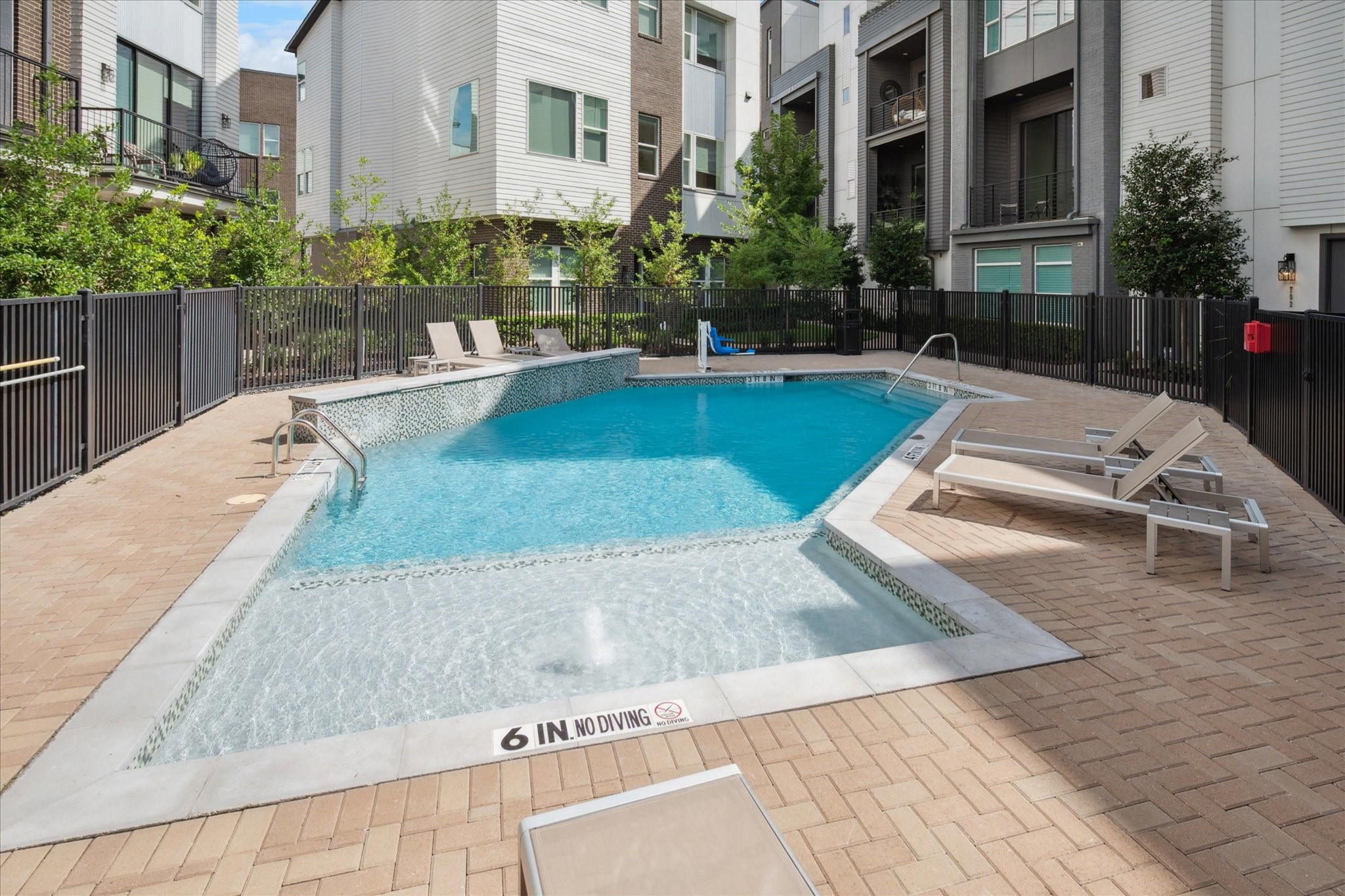 381 E Greenbriar Dallas TX 75203