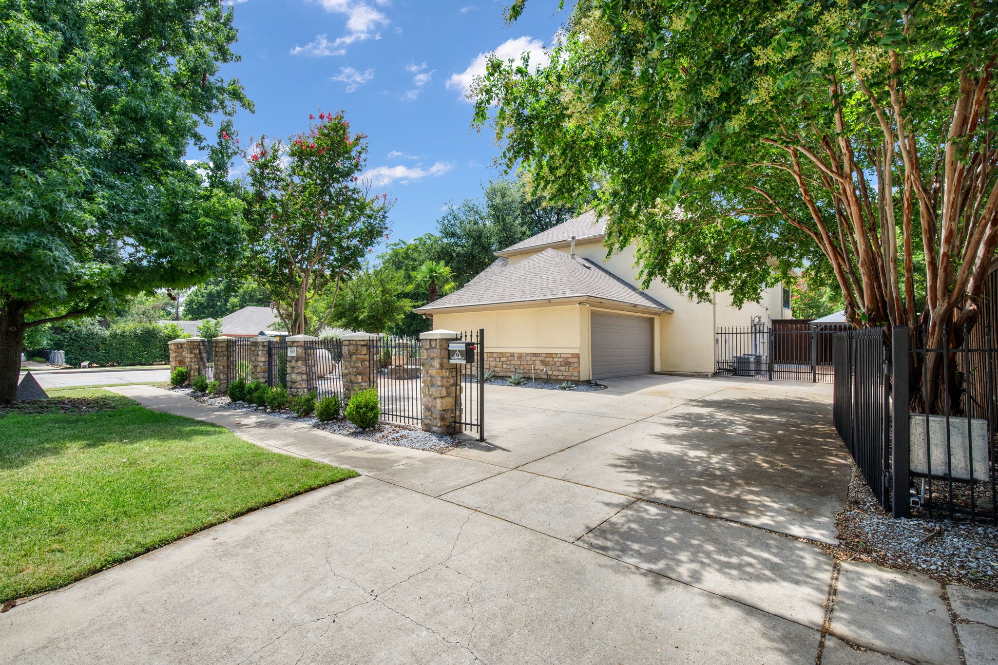 3103 Hedgerow Drive Dallas TX 75235