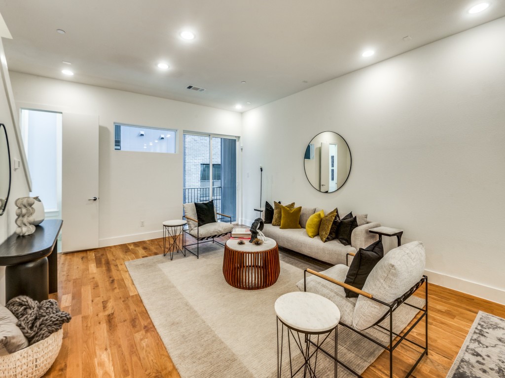 426 W 9th Street Dallas TX 75208