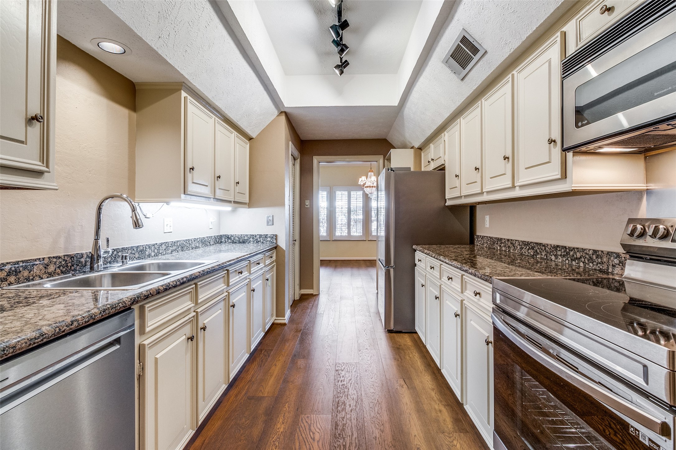 6754 E Northwest Highway Dallas TX 75231