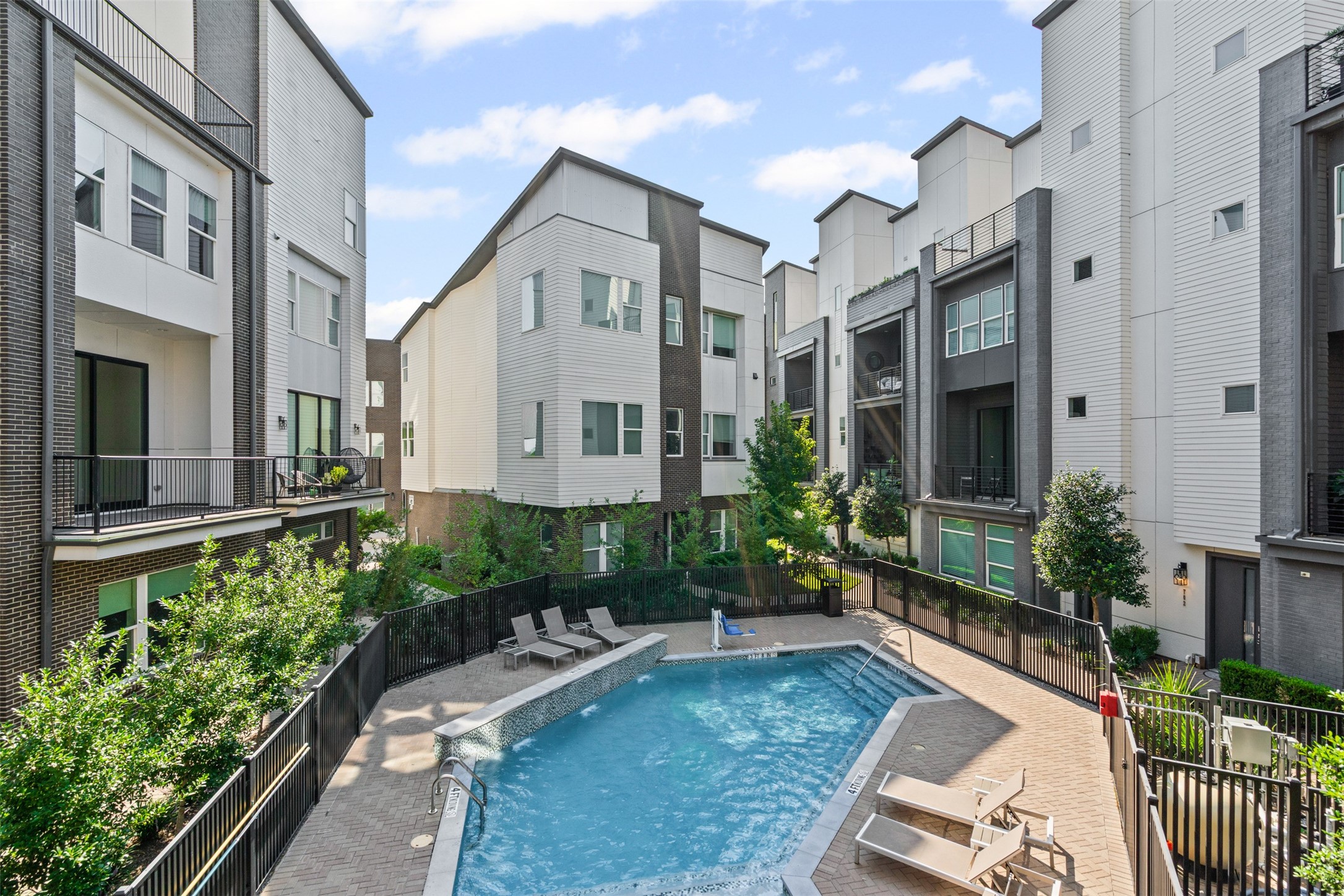 381 E Greenbriar Lane Dallas TX 75203