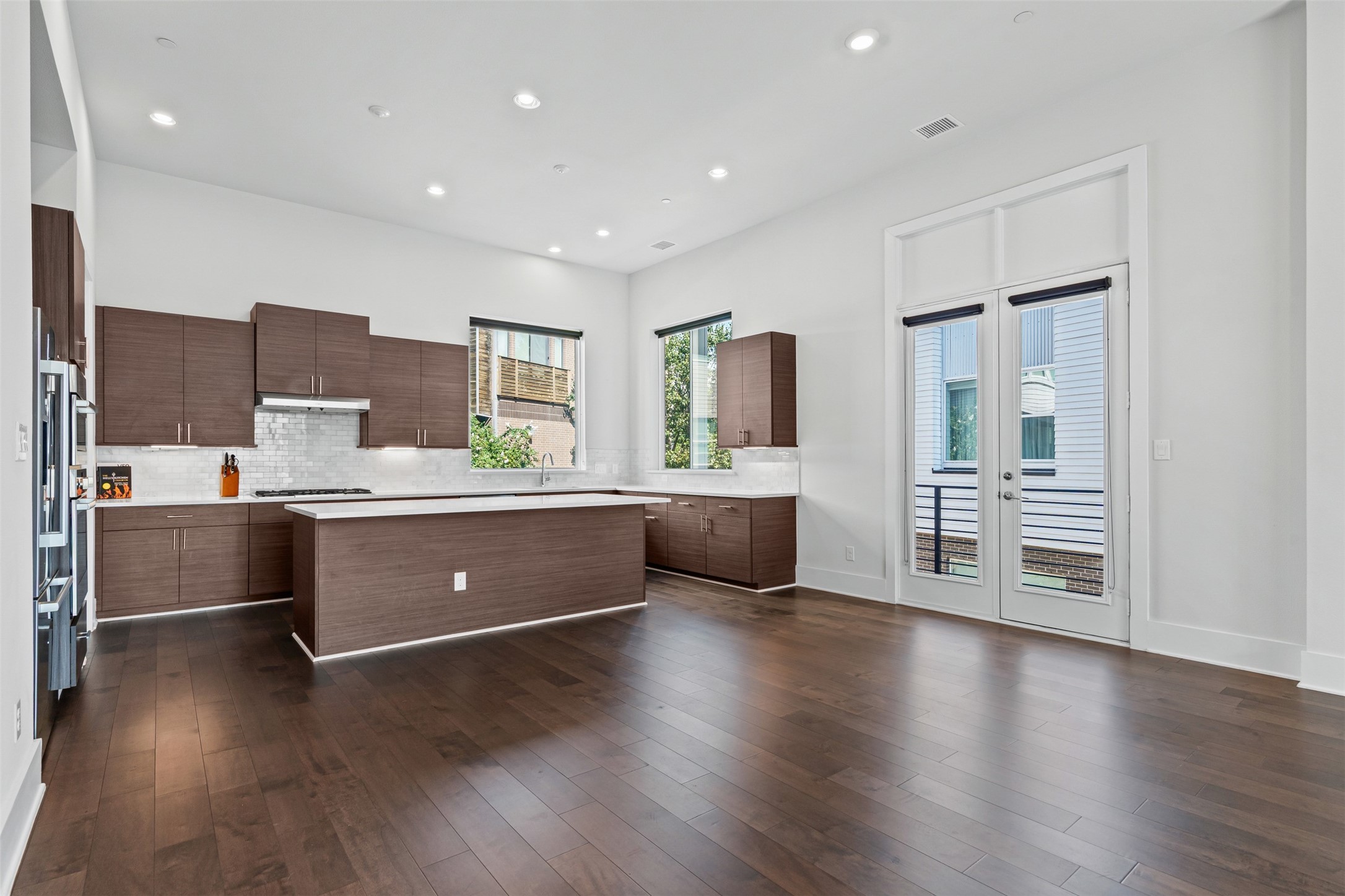 381 E Greenbriar Lane Dallas TX 75203