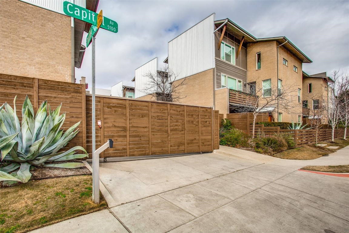 2472 Thatcher Drive Dallas TX 75206