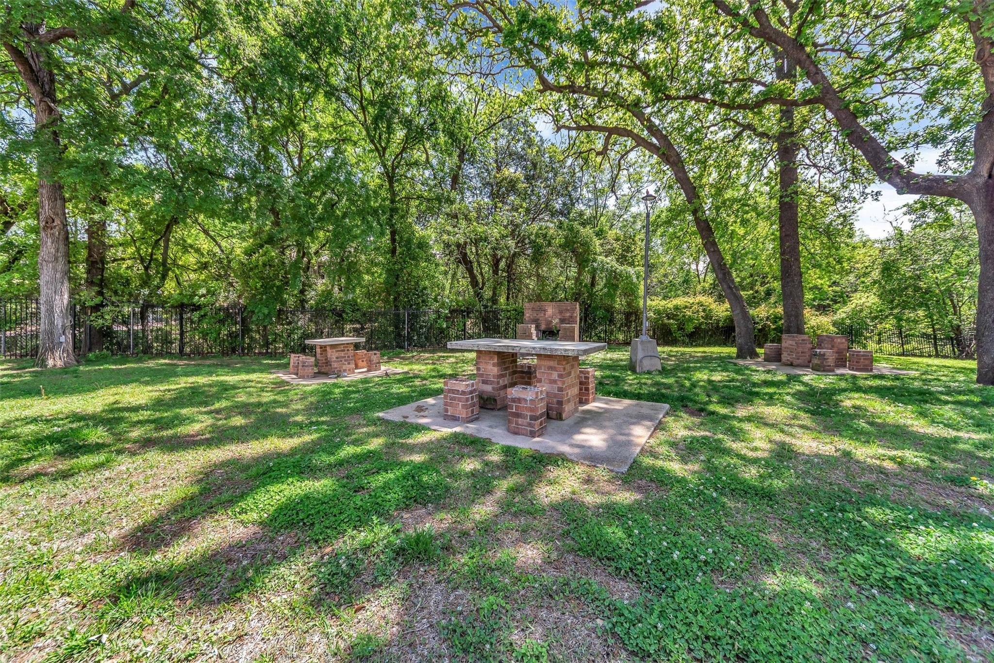 2300 Balsam Drive Arlington TX 76006