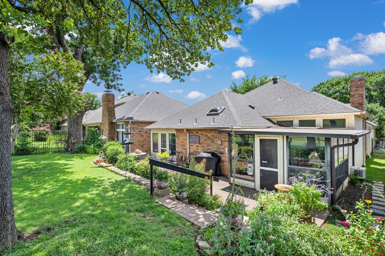 2015 N Saint Andrews Court Arlington TX 76011