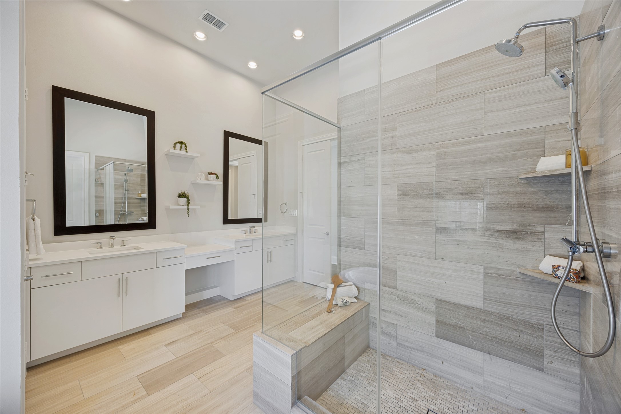 15015 Oak Street Addison TX 75001