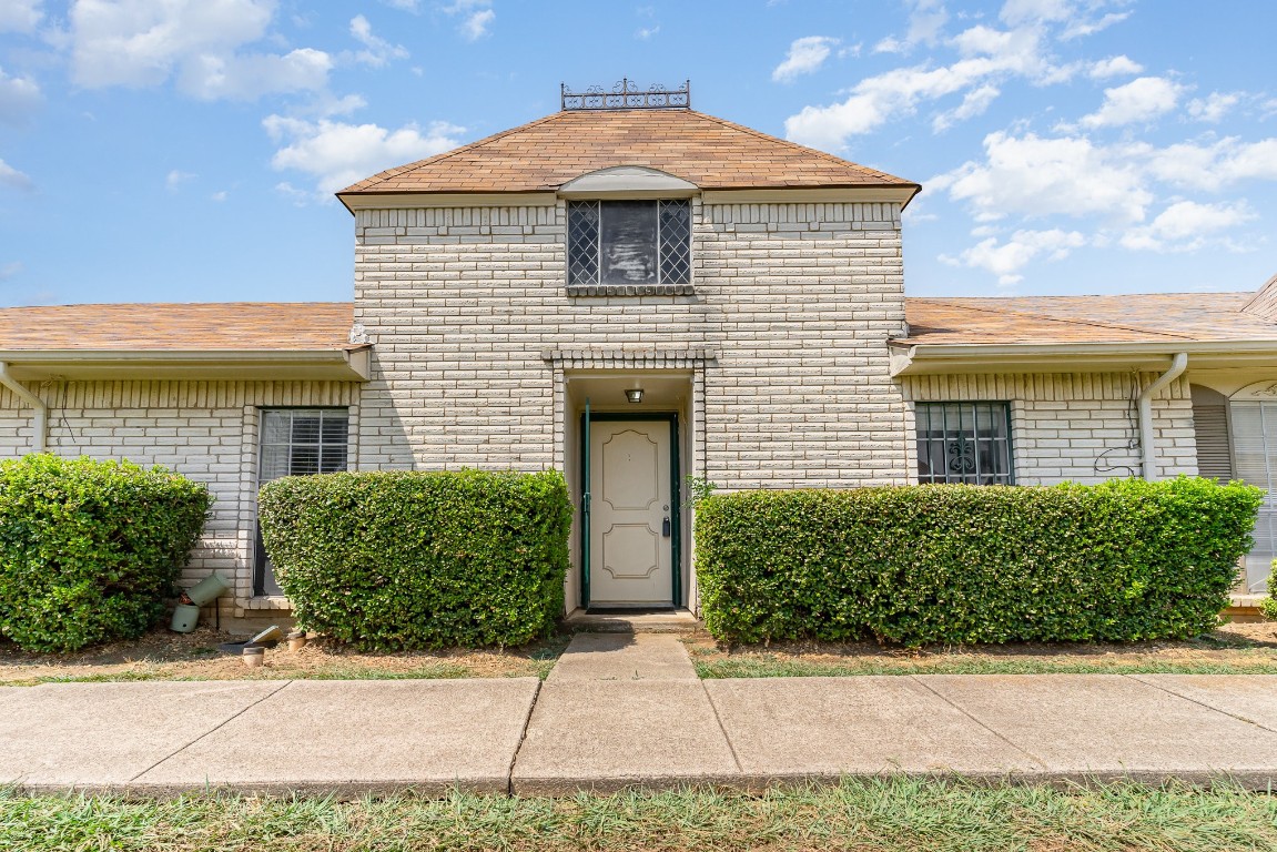 10 W Townhouse Lane Grand Prairie TX 75052