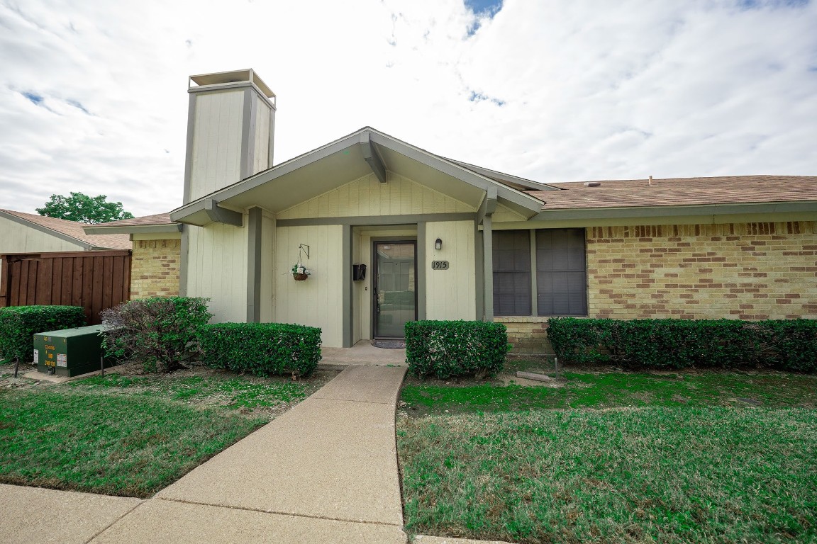 1915 Wyndemere Lane Garland TX 75042