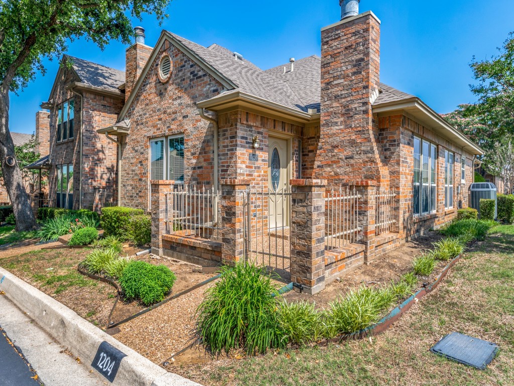 1204 Wooded Trail Hurst TX 76053