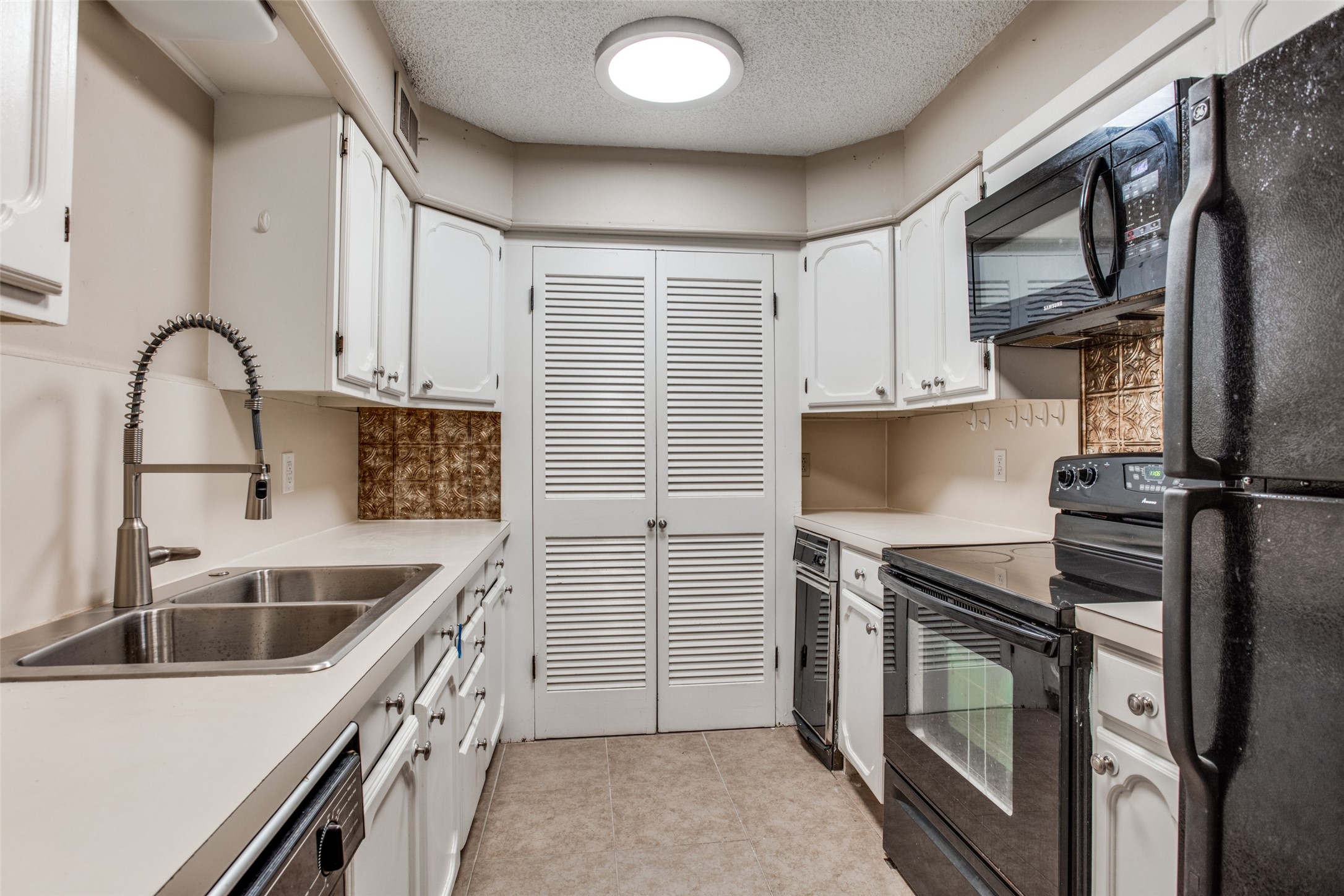 412 Hollyhill Lane Denton TX 76205