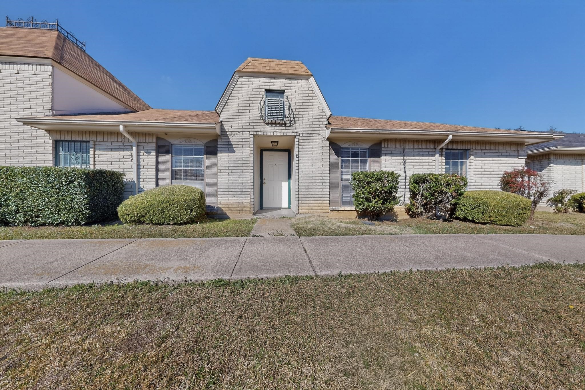 8 W Townhouse Lane Grand Prairie TX 75052