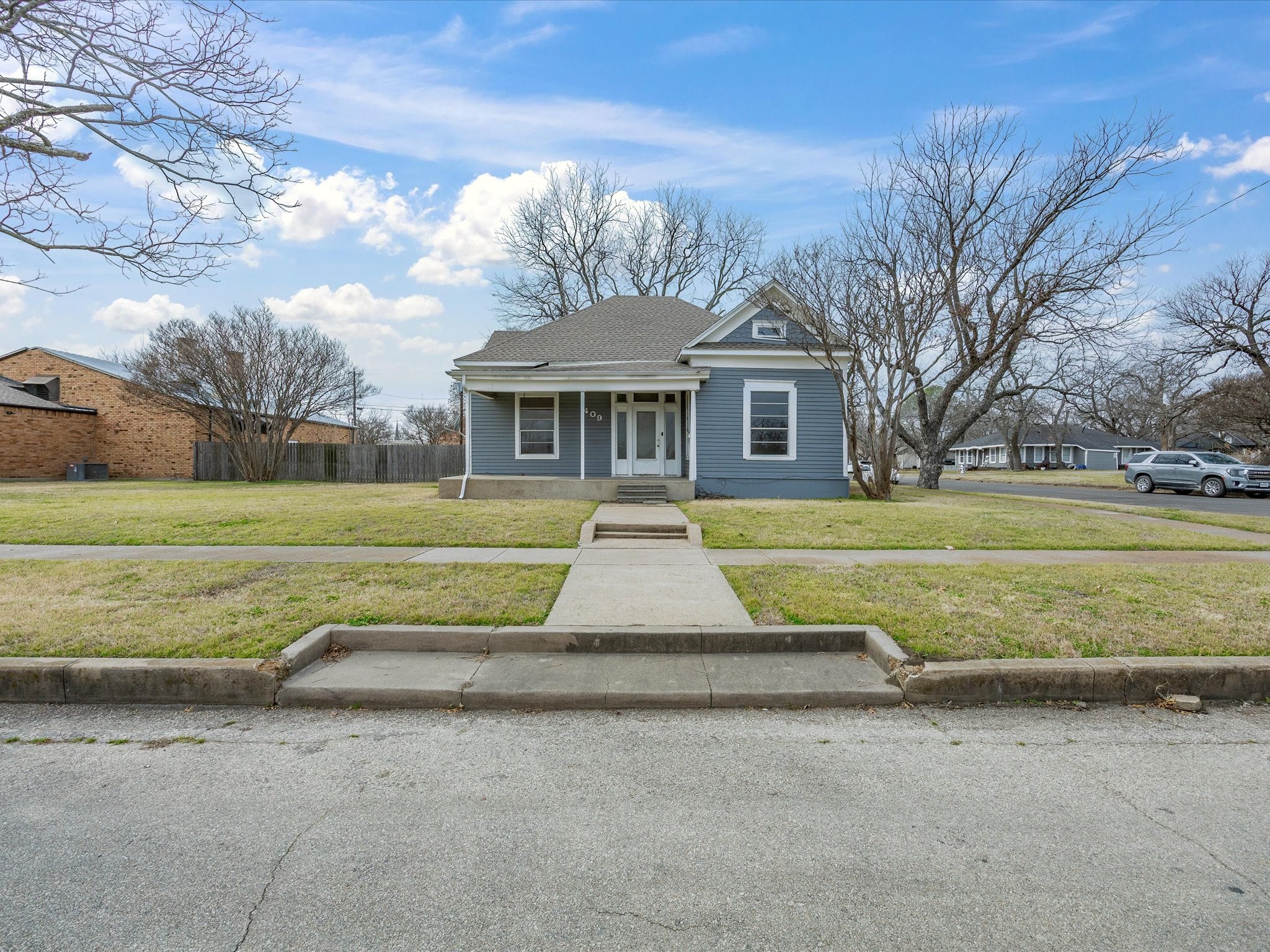 409 NW Main Street Ennis TX 75119