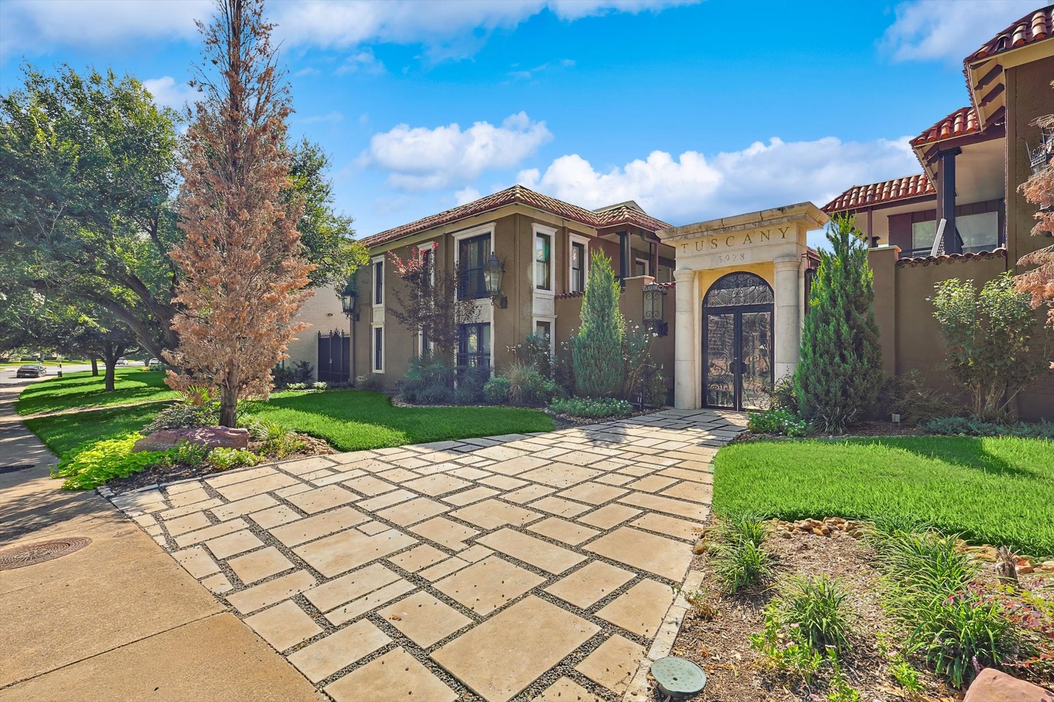 5916 Sandhurst Lane Dallas TX 75206