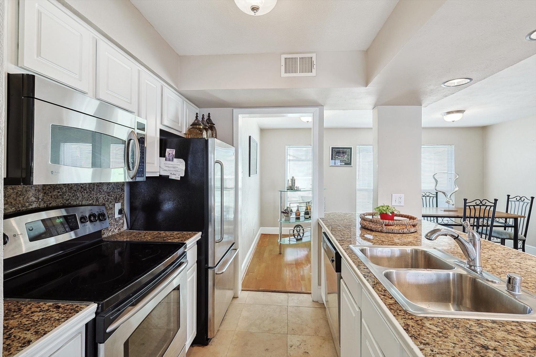 5916 Sandhurst Lane Dallas TX 75206