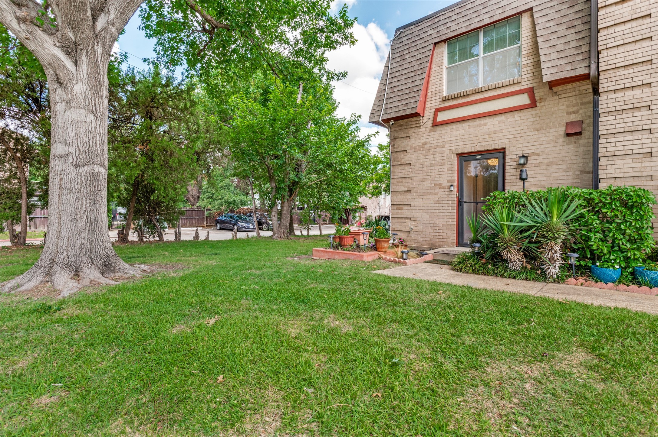 1813 E Grauwyler Road E Irving TX 75061