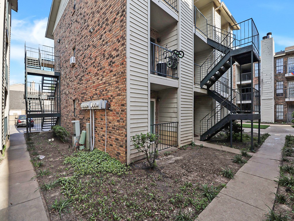 9520 Royal Lane Dallas TX 75243