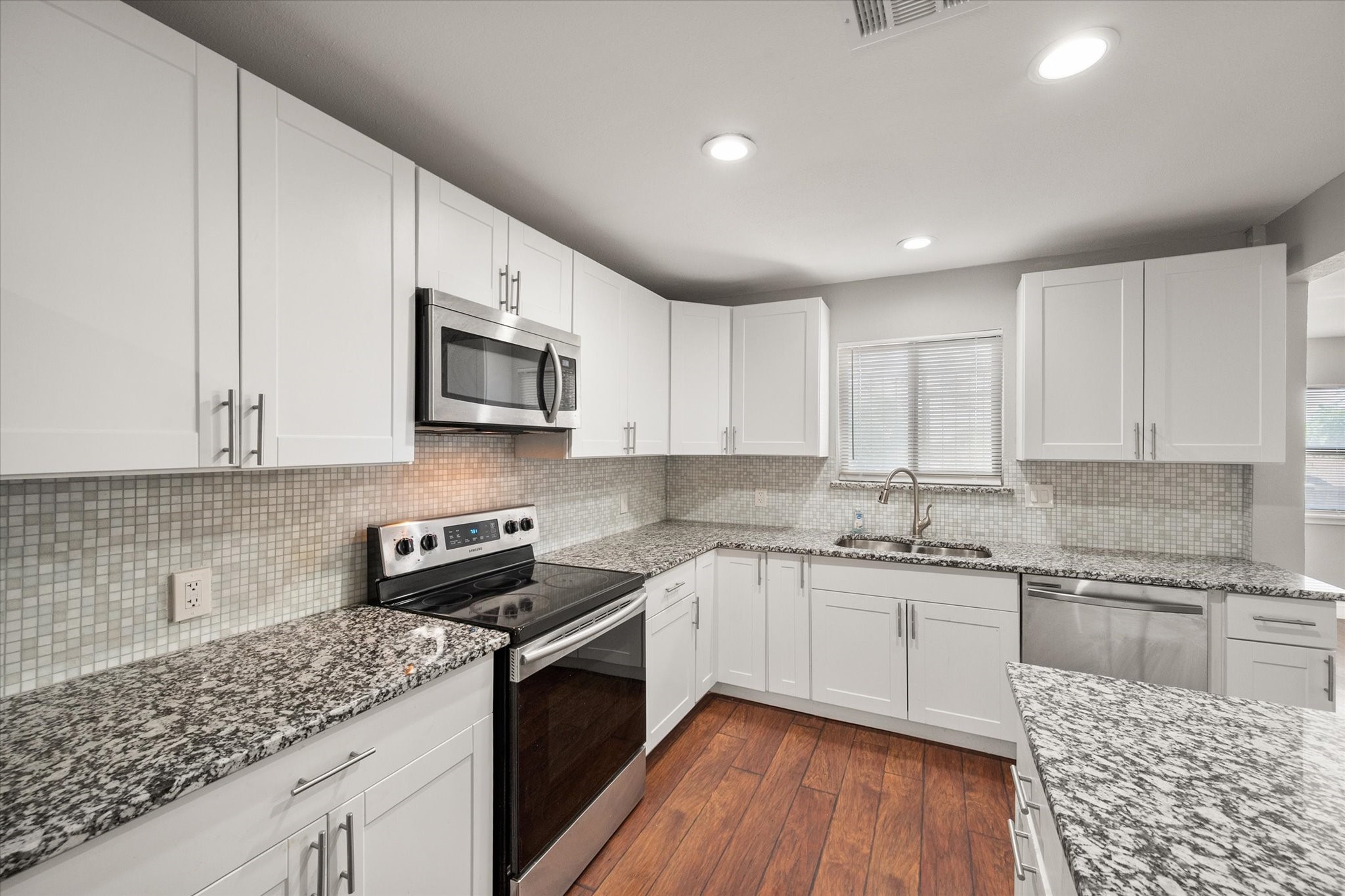207 E Harwood Road Euless TX 76039