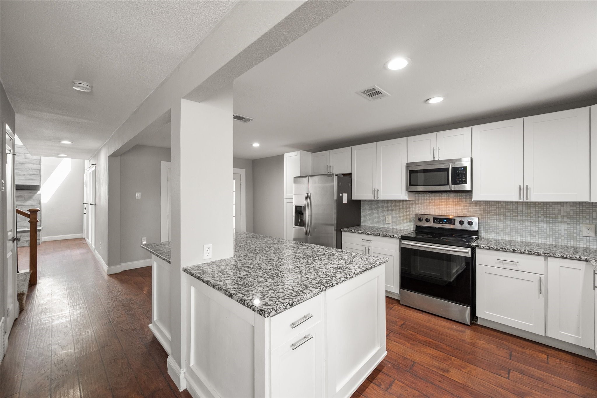 207 E Harwood Road Euless TX 76039