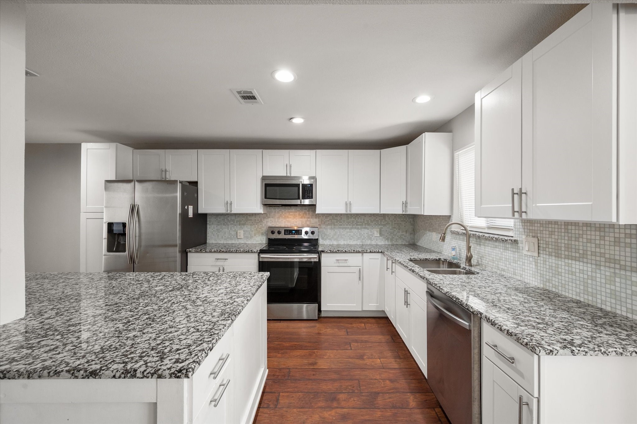 207 E Harwood Road Euless TX 76039
