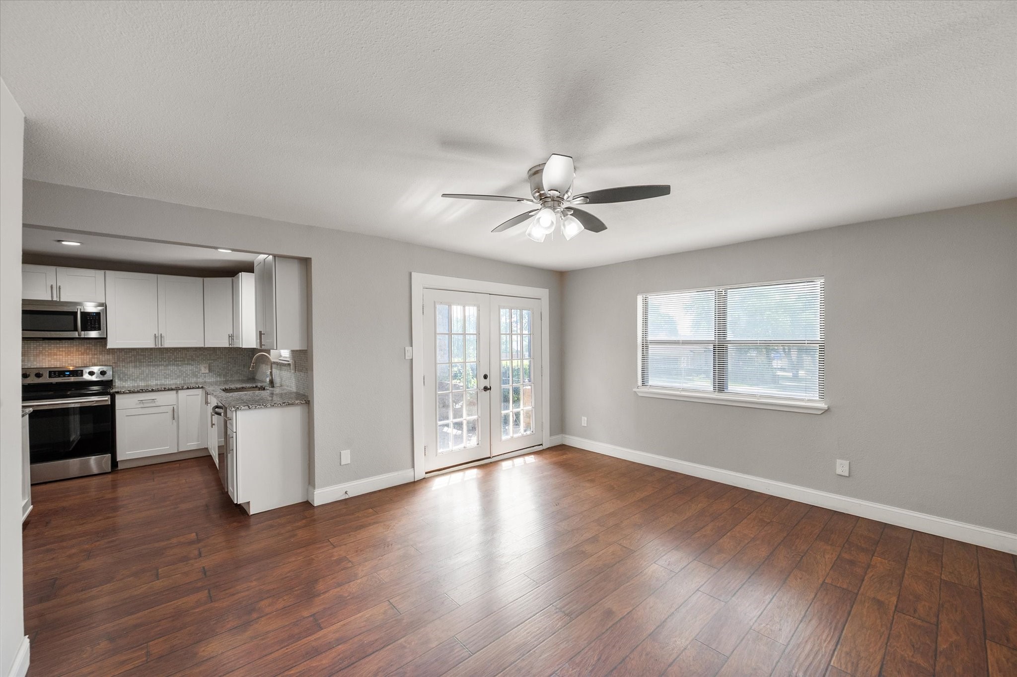 207 E Harwood Road Euless TX 76039