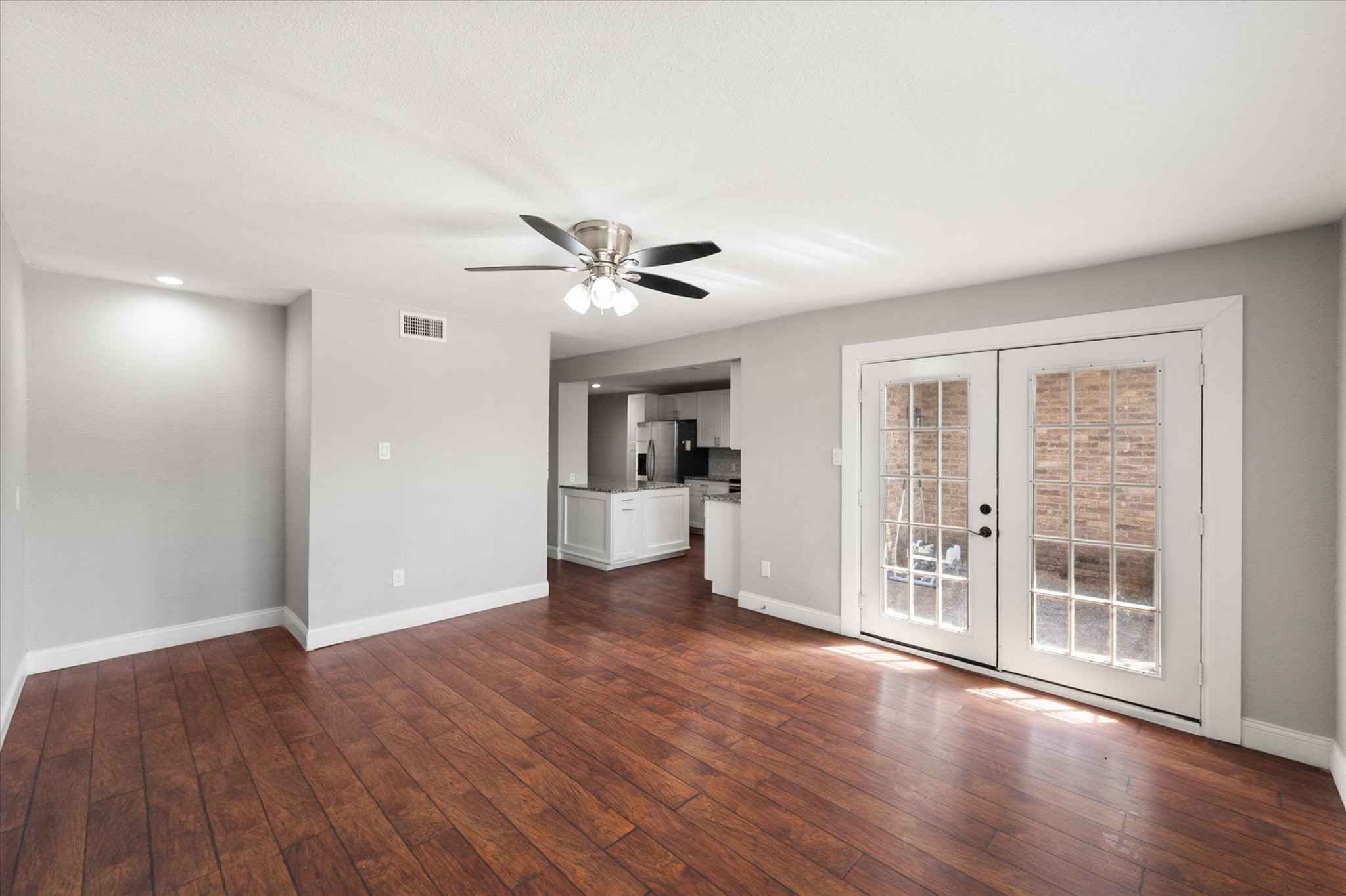 207 E Harwood Road Euless TX 76039