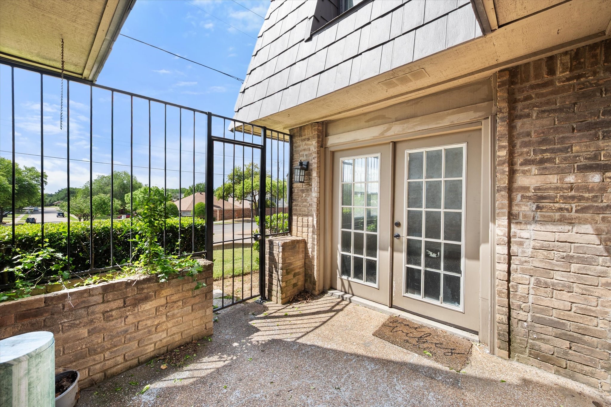 207 E Harwood Road Euless TX 76039