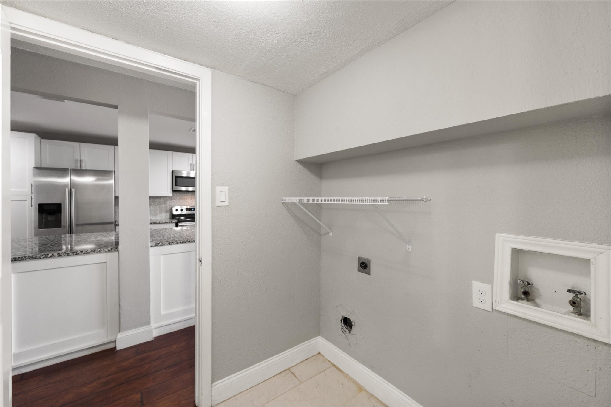 207 E Harwood Road Euless TX 76039