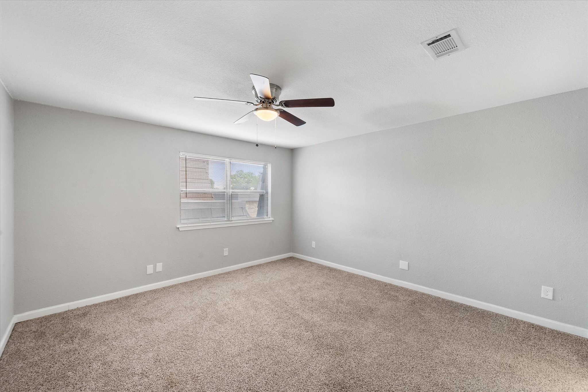 207 E Harwood Road Euless TX 76039