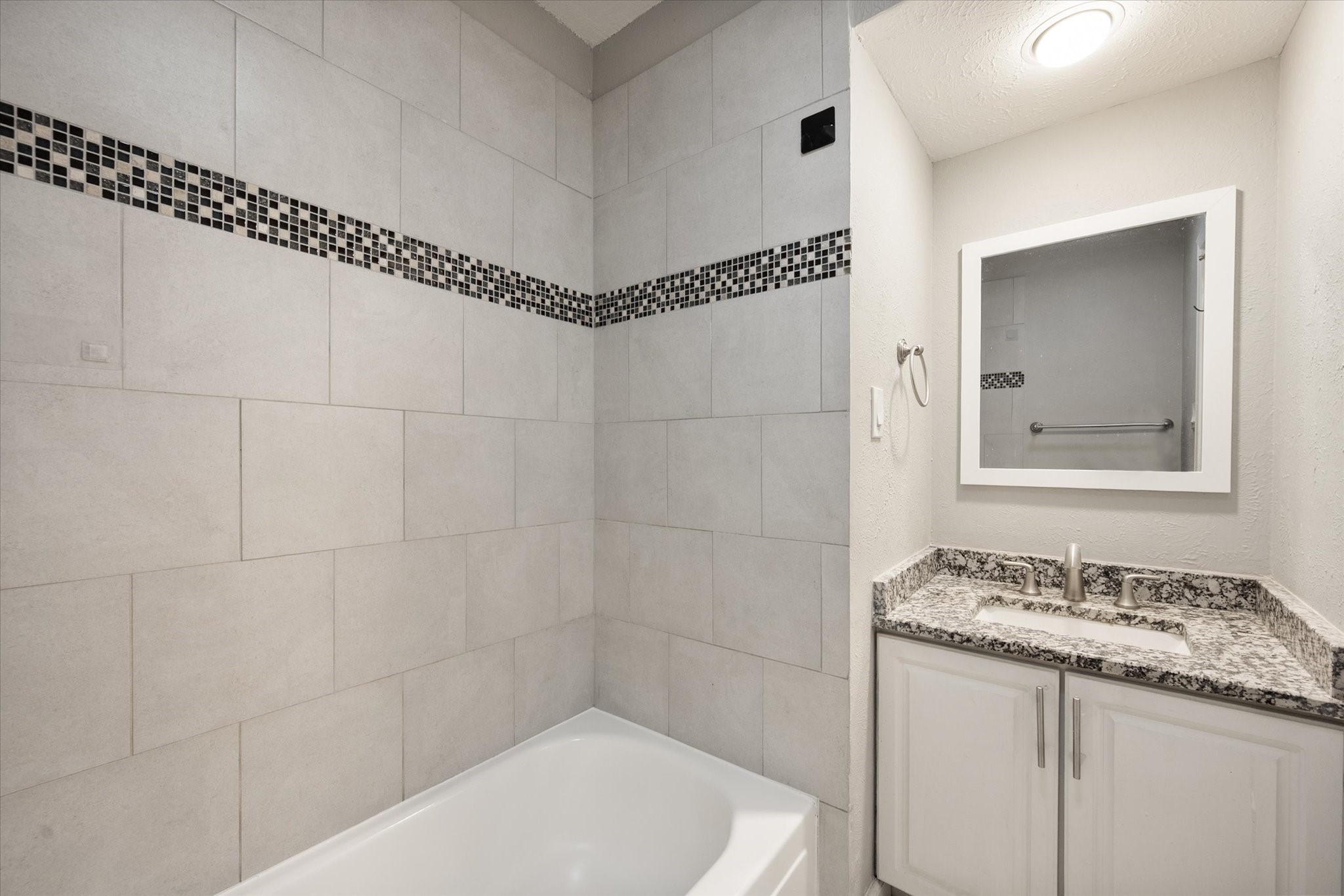 207 E Harwood Road Euless TX 76039
