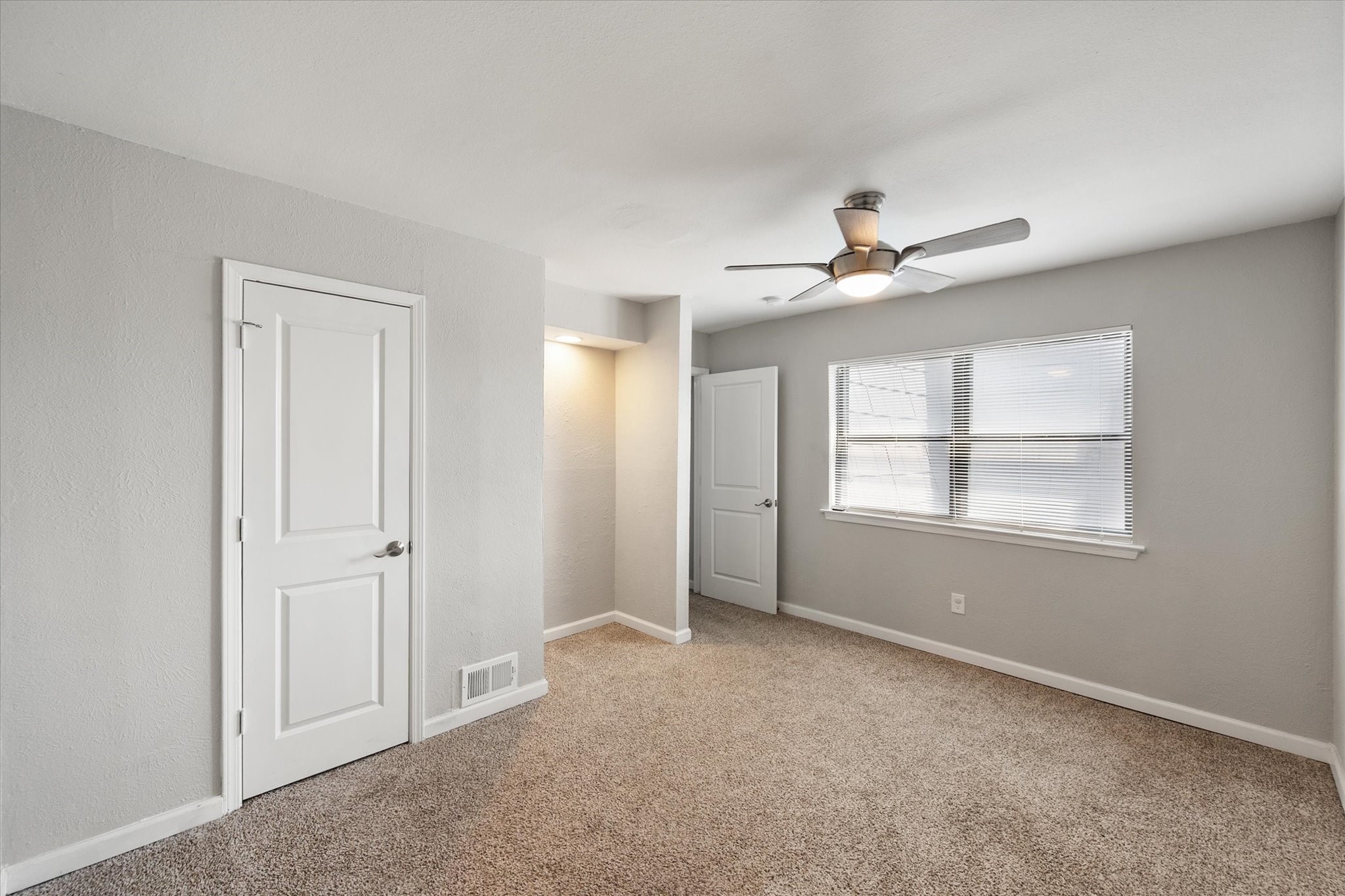 207 E Harwood Road Euless TX 76039