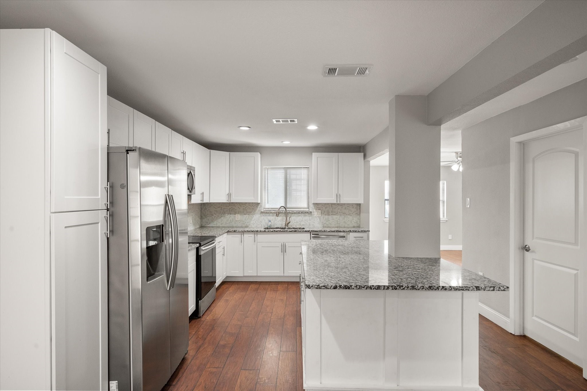 207 E Harwood Road Euless TX 76039