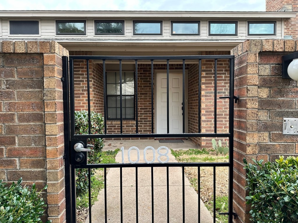 1008 Forest Creek Street Benbrook TX 76126